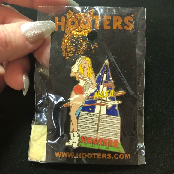 Hooters NASA astronaut waitress pin - Picture 1 of 3